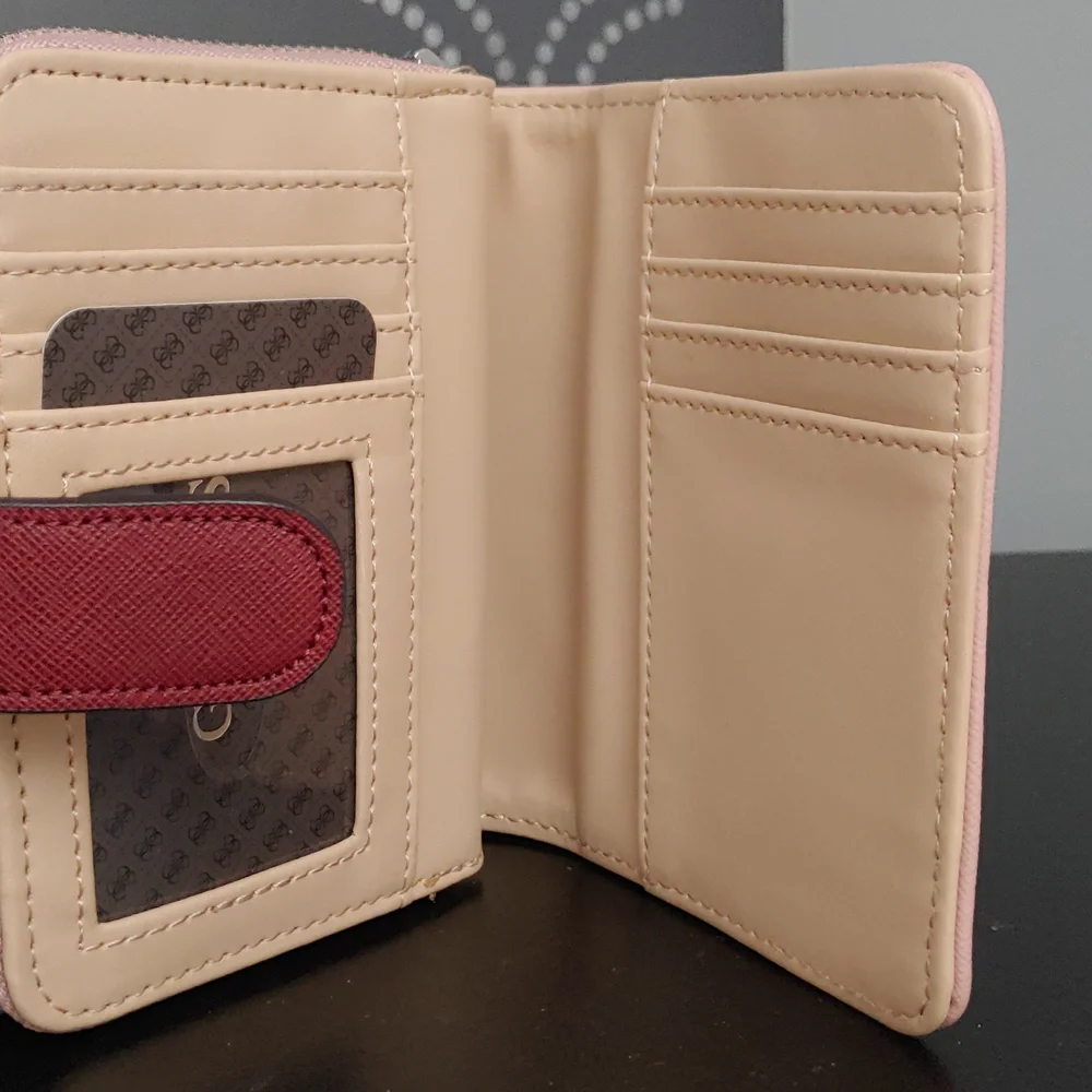 Guess Wallet - Picture 4 of 4